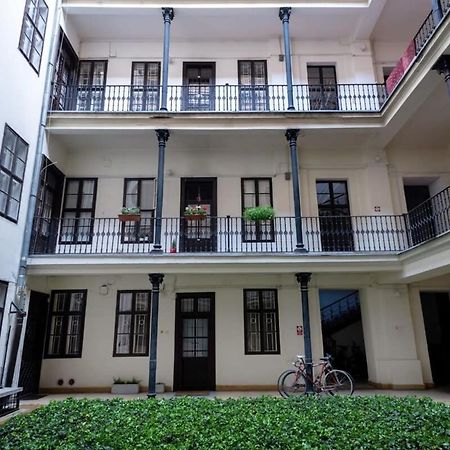 Lovely Downtown Apartment Close To The Basilica Budapest Luaran gambar