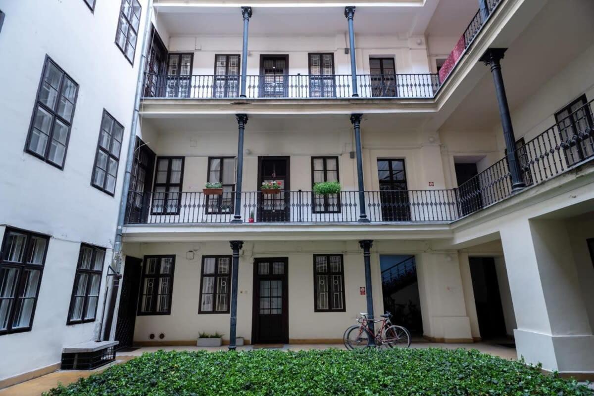 Lovely Downtown Apartment Close To The Basilica Budapest Luaran gambar