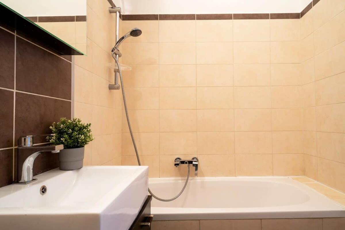 Lovely Downtown Apartment Close To The Basilica Budapest Luaran gambar