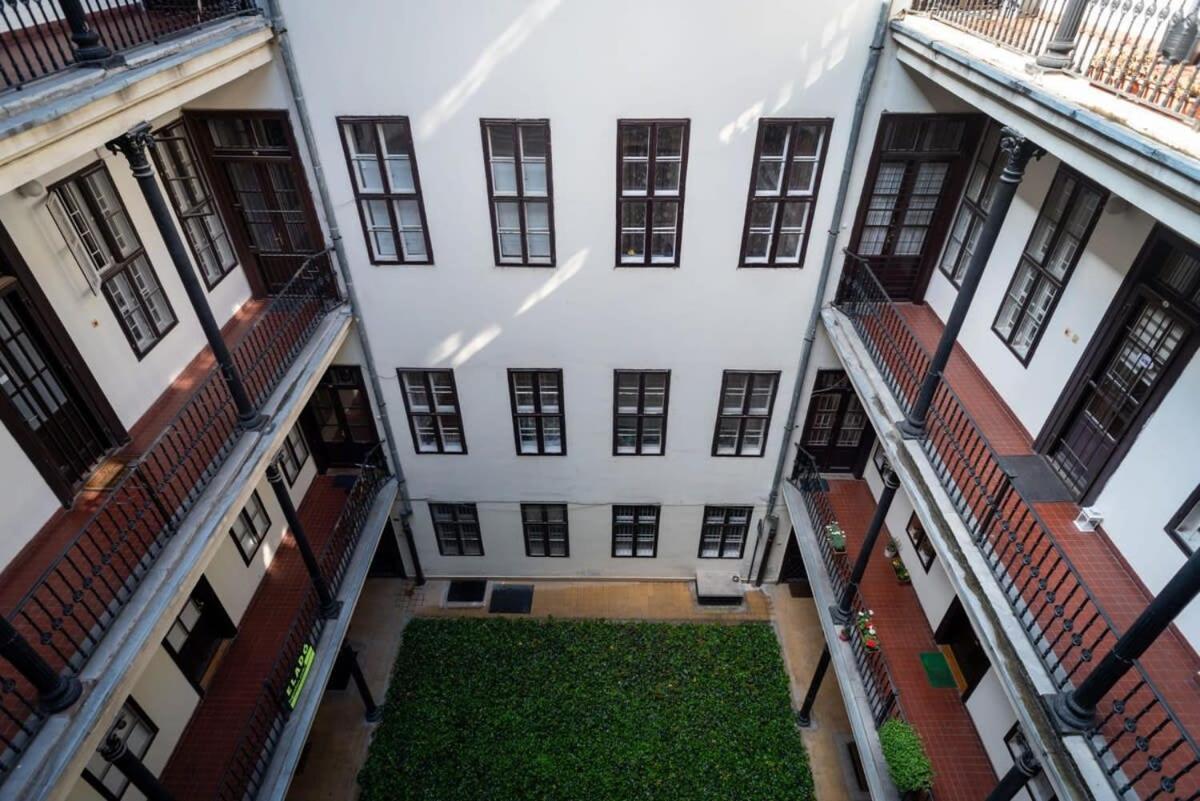 Lovely Downtown Apartment Close To The Basilica Budapest Luaran gambar